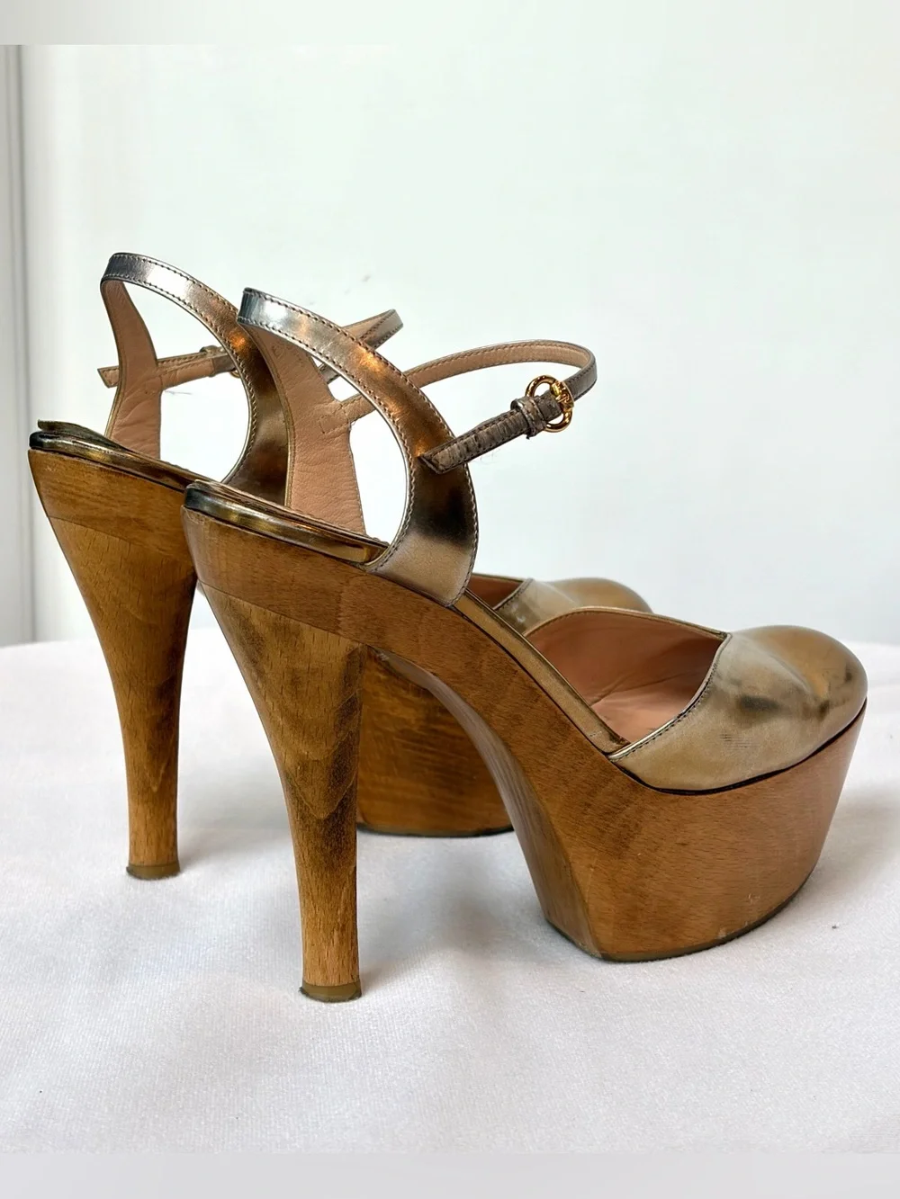 Gucci VTG Metallic Gold Platform Buckle Sandals, wooden heels, 6.5, some scuffs